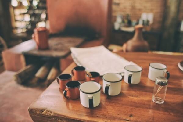 WG-Leben: Verschiedene Tassen auf dem Tisch im Wohnzimmer