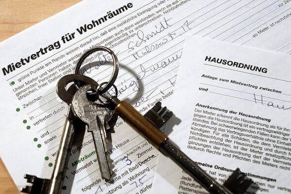 Rental agreement with house keys